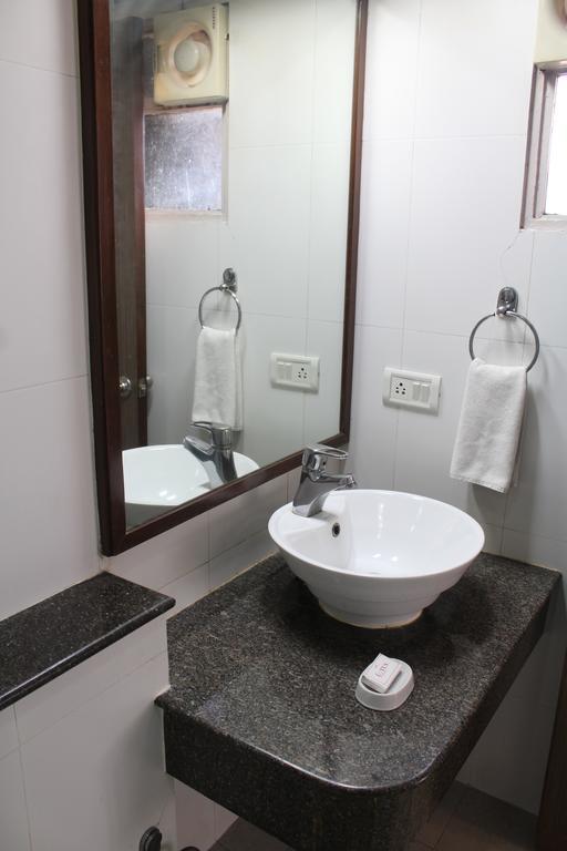 The Lotus Apartment Hotel, Venkatraman Street Chennai Exterior foto