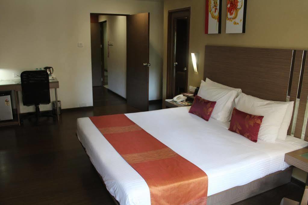 The Lotus Apartment Hotel, Venkatraman Street Chennai Exterior foto
