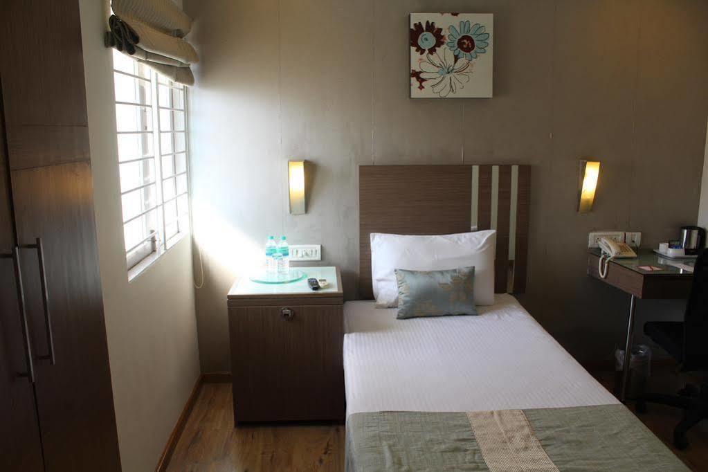 The Lotus Apartment Hotel, Venkatraman Street Chennai Exterior foto